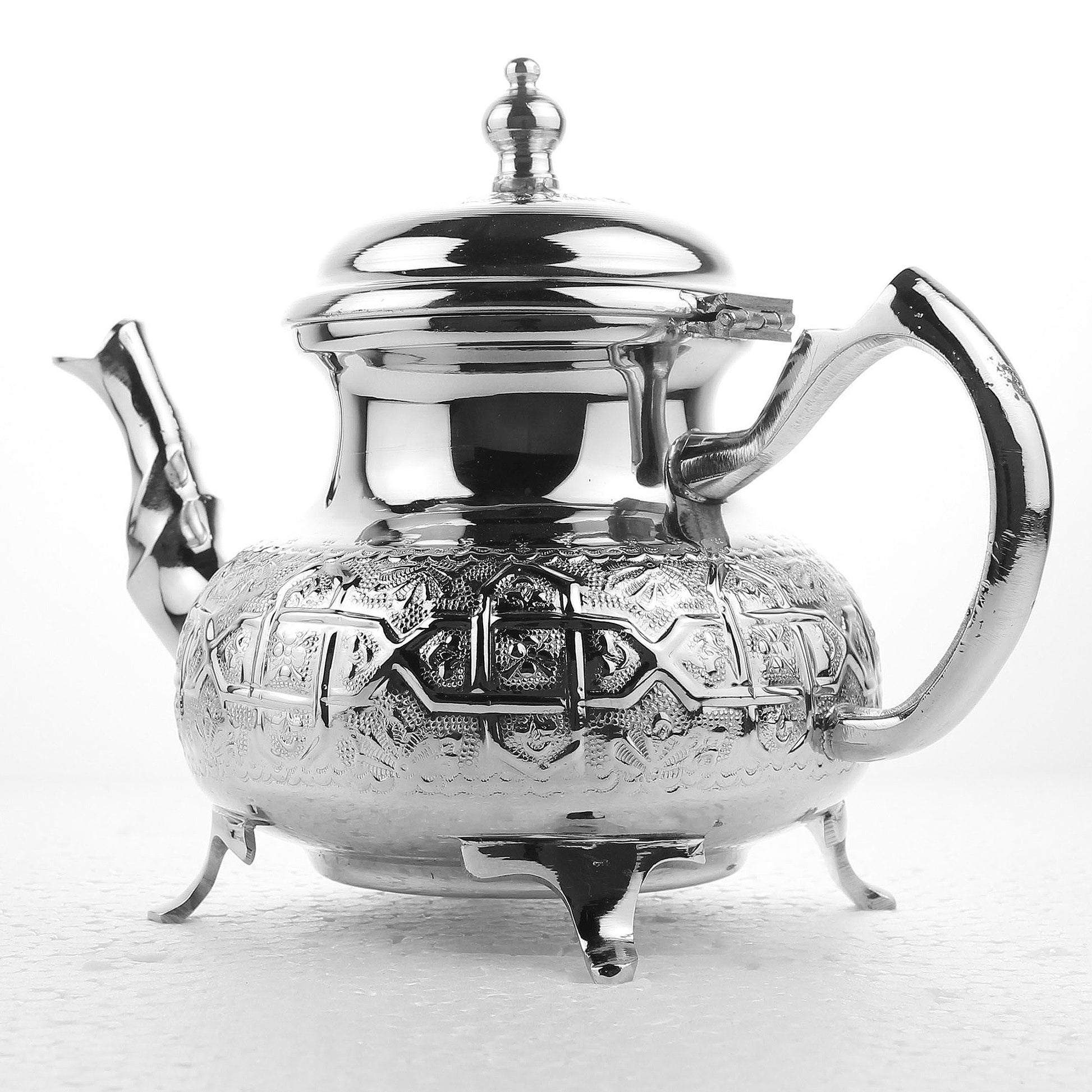 Théière moyenne traditionnelle marocaine argentée avec de jolies Théière moyenne traditionnelle marocaine argentée avec de jolies