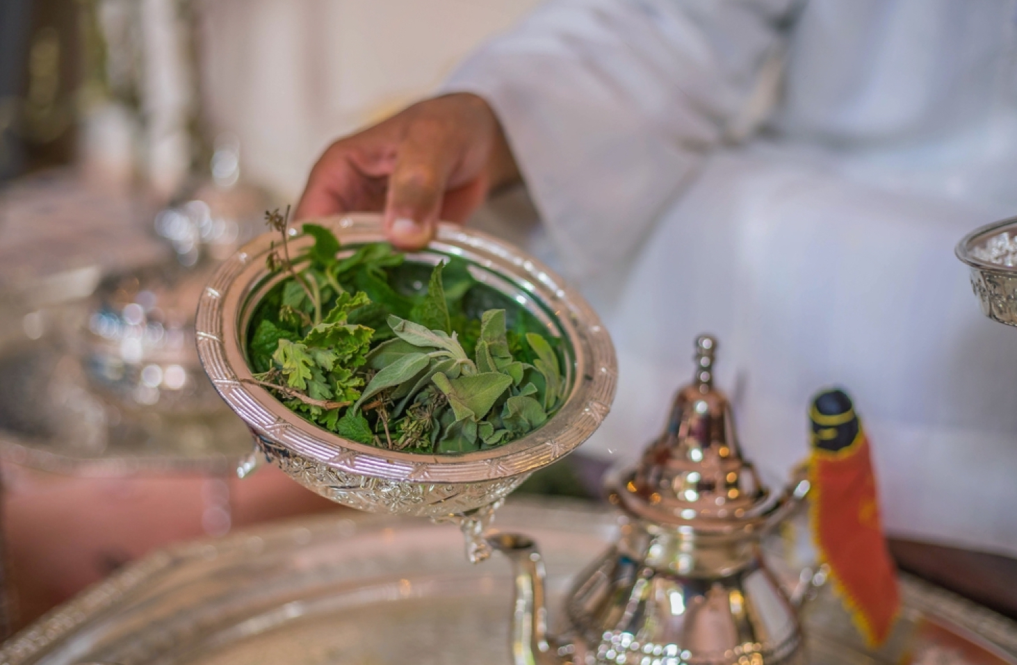 Préparation & Traditions : Le rituel du thé à la menthe marocain