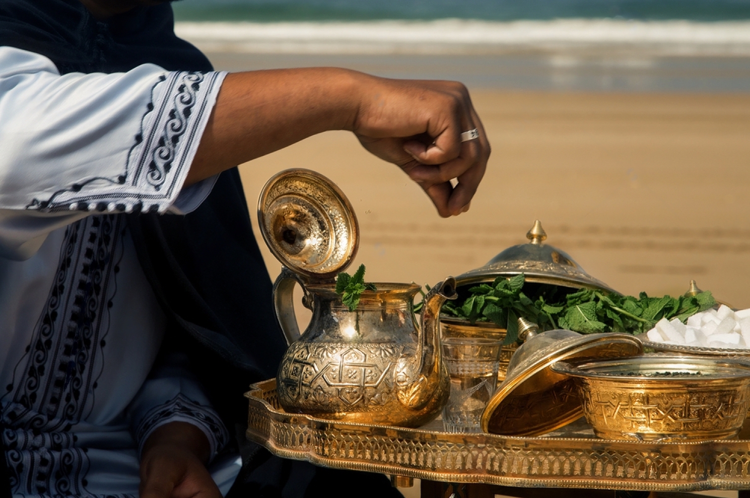 Symbolisme de l'hospitalité : Le rôle de la théière marocaine